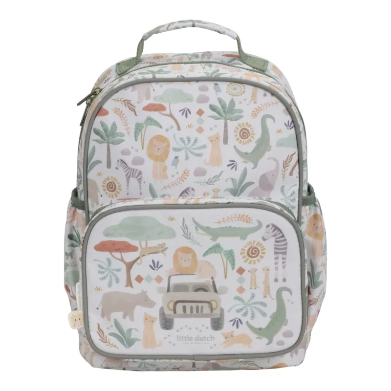 Kind tragt Little Dutch Rucksack 35 cm Safari Friends mit Brustgurt, Lifestyle-Aufnahme