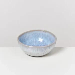 Blaue, glasierte Keramikschale auf einem weißen Hintergrund.